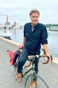Konfrontation – Ein freier Tag im Wahlkampf: Robert Habeck auf seinem Fahrrad in Flensburg.