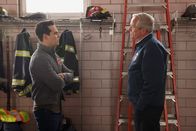 Chicago Fire – Geheime Unterredung, v.li.: Alberto Rosende als Gallo, Yanis Kalnins als Guerin