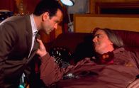 Monk – Der fettleibige Dale Biederbeck (Adam Arkin, r.) soll einen Mord begangen haben. Monk (Tony Shalhoub, l.) merkt schnell, dass an der Sache etwas faul ist ?