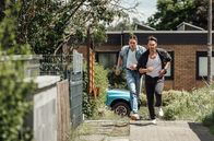 Tatort – l-r: Große Schreierei im Haus von Alina Barthel. Adam Schürk (Daniel Sträßer), und Leo Hölzer (Vladimir Burlakov) stürmen dorthin.