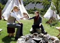 Winnetous Weiber – Simone (Teresa Weißbach, li.) und Nora (Josephin Busch) genießen ein paar Momente der Entspannung.