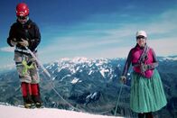 Magische Anden – Estrella Gonzales (li.) und ihre Schwester Ana-Lia (re.) auf dem Gipfel des Huayna Potosí (6.088 Meter): Ohne Sauerstoffgerät fällt das Atmen in dieser Höhe schwer.