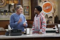 Superior Donuts – Nachdem Arthur (Judd Hirsch, l.) seinen jungen Angestellten Franco (Jermaine Fowler, r.) einem Test unterzogen hat, ist dieser enttäuscht darüber, wie wenig Arthur ihm vertraut. Doch dann legt sich der Donutladen Besitzer mächtig ins Zeug, um Franco zu beweisen, dass er ihm doch sein Vertrauen schenkt ...