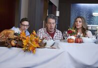 Speechless – (v.l.n.r.) Logan (Cole Massie); Jimmy DiMeo (John Ross Bowie); Melanie Hertzel (Sarah Chalke)