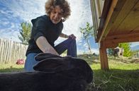 Tierisch schlau! – Im Laufe der Zeit veränderten Selektion und Züchtung durch den Menschen die Größe des Kaninchens sowie seine Fellfarbe und -länge.