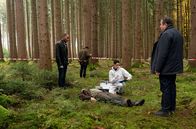 Watzmann ermittelt – Dr. Bitterling (Genoveva Mayer, 2.v.r.) untersucht die Leiche, während die Kommissare Beissl (Andreas Giebel, r.) und Jerry Paulsen (Peter Marton, l.) sich am Tatort umsehen (mit Siegfried Terpoorten, h.). Weiteres Bildmaterial finden Sie unter www.br-foto.de.