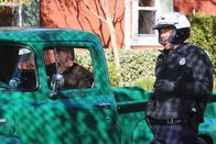 Last Man Standing – Als die Polizei in der Nachbarschaft der Baxters patrouilliert, bekommt Mike (Tim Allen, l.) natürlich gleich Probleme mit dem Polizisten (David Figlioli, r.) ...