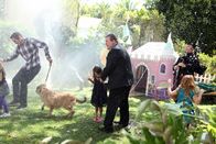 Modern Family – In the middle l-r: Lily Tucker-Pritchett (Aubrey Anderson-Emmons), Cameron Tucker (Eric Stonestreet)