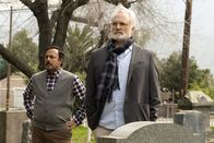 Perfect Harmony – Reverend Jax (Rizwan Manji, l.); Arthur Cochran (Bradley Whitford, r.)