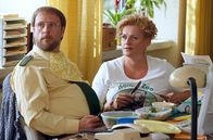 Mord mit Aussicht – Heike Schäffer (Petra Kleinert, r.) hat ihrem Dietmar (Bjarne Mädel, l.) das Essen aufs Revier gebracht. So schlägt sie zwei Fliegen mit einer Klappe: ihr Bär muss nicht verhungern und sie erfährt den neuesten Stand der Ermittlungen in Sachen Kragenbärbaby Gustav.