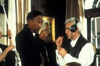 Im Netz der Spinne – Regisseur Lee Tamahori (r.) mit seinem Hauptdarsteller Morgan Freeman (l.) im Gespräch ...