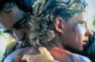 Der Smaragdwald – Tommé (Charley Boorman, vo.) und sein Vater Bill Markham (Powers Boothe, hi.) sehen sich wieder. Als Kind war Tommé vom Volk der „Unsichtbaren“ entführt wurden.