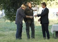 The Mentalist – L-R: Carson (Paul David Story), Matthew Gold (Troy Ruptash) und Patrick (Simon Baker)