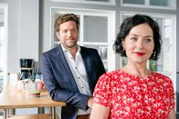 Die Rosenheim-Cops – Chef-Controller Markus Herrmann (Peter Ketnath, l.) hofft, sich nach Dienstschluss mit Miriam Stockl (Marisa Burger, r.) zum Abendessen zu treffen.