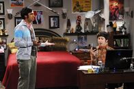 The Big Bang Theory – Howard (Simon Helberg, r.) fiebert seinem Ausflug ins All entgegen. Raj (Kunal Nayyar, l.) überlegt sich für ihn einen schnittigen Spitznamen, den aber eigentlich die anderen Astronauten vergeben ...