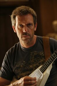 Dr. House – Beim Gitarrespielen kann Dr. Gregory House (Hugh Laurie) besonders gut abschalten, sehr zum Leidwesen seiner Kollegen ...