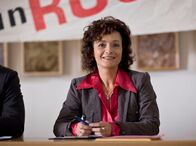 Der Winzerkönig – Auch Andrea Plattner (Katharina Stemberger) beteiligt sich an der Bürgerinitiative gegen die ebenso größenwahnsinnigen wie unsozialen Pläne ihres Mannes, des Bürgermeisters Georg Plattner.