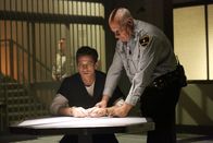 Castle – Sitzt Frank Henson (James Carpinello, l.) wirklich unschuldig in der Todeszelle?