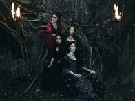 Salem – (3. Staffel) - Die vier Hexen (v.l.n.r.) Mercy (Elise Eberle), Tituba (Ashley Madekwe), Anne (Tamzin Merchant) und Mary (Janet Montgomery, vorne) nehmen erneut Einfluss auf das Schicksal Salems ...