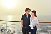 Das Traumschiff – Tom Wagner (Maurice Lattke) und die ältere Clara Müller (Lore Richter) sind frisch verliebt.