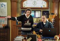 Young Sheldon – Amy Farrah Fowler (Mayim Bialik, l.); Sheldon Cooper (Jim Parsons, r.)