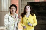 Charmed - Zauberhafte Hexen – Phoebe (Alyssa Milano, l.) und Paige (Rose McGowan, r.) bitten Gideon um Hilfe. Sie wollen das Portal, durch das Leo und Piper gegangen sein müssen, umdrehen, um sie zurück auf ihre Ebene zu holen ...