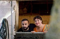 Loulou – Der attraktive Fahrlehrer Raphaël (Oussama Kheddam) und Loulou (Louise Massin) auf dem Reiterhof, wo ihr Sohn Reitstunden nimmt
