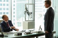 Suits – Auf Jessicas Drängen hin hat Harvey (Gabriel Macht) schließlich doch zugestimmt Nathan Byrnes (David Hewitt, l.) als Klient zu übernehmen, dessen tyrannische und selbstgefällige Art ihn schon immer genervt hat.