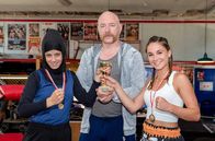 Morden im Norden – Nuray (Derya Flechtner, l.) und Leonie (Cosima Henman, r.) träumen von einer Karriere im Boxring. Boxtrainer Volker (Rainer Sellien, M.) soll ihnen dabei helfen.