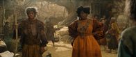 Der Herr der Ringe: Die Ringe der Macht – Gundabale (Tanya Moodie, r.), die Anführerin der Starren, und ihr Stammesgenosse Marmadas (Peter Landi, l.) sind nicht gerade begeistert, als die Harfüßerinnen Nori und Magsi in ihrem Dorf auftauchen.