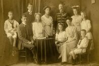 Terra X History: Sisis Erben – Marie Valerie (sitzend) mit ihrem Ehemann Franz Salvator und ihren neun Kindern.