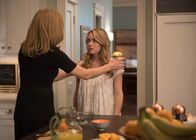 The Exorcist – Angela (Geena Davis, l.) verliert immer mehr die Geduld mit der Kirche, als es Casey (Hannah Kasulka, r.) zusehends schlechter geht und sich der Dämon unschuldige Opfer sucht ...