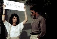 MacGyver – Chris Rhodes (Doran Clark, l.) versucht, MacGyver (Richard Dean Anderson, r.) auf sich aufmerksam zu machen.