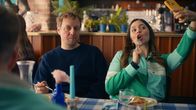 neoriginal: Pumpen – Alles ist Content! Mia (Lotte Becker) will mehr Clicks auf Social Media. Jean (Jesse Albert) ist nicht begeistert.