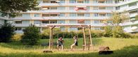 Kaugummiblase – Emma (Sara Kärcher) und Lasse (Leon Lerch) beim Schaukeln auf dem Spielplatz.