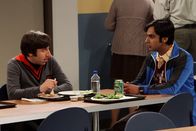 The Big Bang Theory – Rajs jüngere Schwester Priya macht während einer Geschäftsreise einen Zwischenstopp in Los Angeles und Raj (Kunal Nayyar, r.) bringt sie mit ins Institut. Er warnt Howard (Simon Helberg, l.) jedoch, die Finger von seiner Schwester zu lassen ...