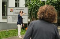 Tatort – Ein Zeuge, der vor seiner Befragung Selfies macht, ist Lena Odenthal (Ulrike Folkerts) noch nie begegnet … Anton Maler (Christopher Schärf) demonstriert seine Gelassenheit.