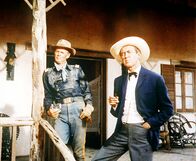 Zwei ritten zusammen – Leutnant Jim Gary (Richard Widmark, li.) kennt die Schwäche seines Freundes Marshall McCabe (James Stewart, re.) für Frauen und Luxus.