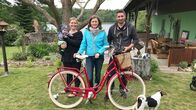 Landpartie – Heike Götz mit Stefanie Henning-Schult und Nico Schult, die für das Landpartie-Quiz eine Lampe aus Schrott gebastelt haben.