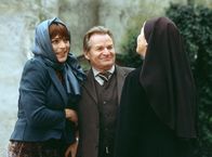 Um Himmels Willen – ARD/MDR UM HIMMELS WILLEN II. STAFFEL FOLGE 23, "Alte Freunde" Uhr im ERSTEN. Lotte (Jutta Speidel, r.) staunt nicht schlecht: Wöllers (Fritz Wepper, M.) alter Freund Alexander heißt jetzt Alexandra (Jacques Breuer, l.) und ist eine Frau.