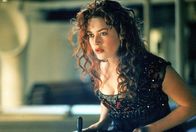Titanic – Weil sie sich total unglücklich fühlt, will sich die 17-jährige Rose DeWitt Bukater (Kate Winslet) auf der Jungfernfahrt der Titanic umbringen. Der junge, mittelose Jack aus der dritten Klasse rettet sie und lehrt sie die Liebe zum Leben. Bis der Luxusliner plötzlich auf einen Eisberg stößt ...