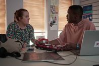 Schloss Einstein – Rike (Madeleine Haas) und Badu (Arnold Makuissie) beraten sich zum Brennpunkt "Viktor".