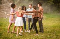 Club der magischen Dinge – Ruksy (v.l.) (Rainbow Wedell), Lily (Mia Milnes), Peter (Jamie Carter), Imogen (Elizabeth Cullen) und Darra (Julian Cullen) umarmen Kyra (Kimie Tsukakoshi, 3.v.l.) glücklich. Sie hat es geschafft, den "Purpurnen Lotus" zu stoppen, der die magische Welt von Feen und Elfen zerstören wollte.