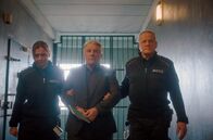 Der Fall Marianne Voss – Karsten Voss (Jörg Schüttauf, Mi.) auf dem Weg zum ersten Prozesstag: Er wird angeklagt, seine Ehefrau Marianne ermordet zu haben.