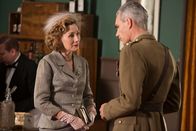 Father Brown – Lady Felicia (Nancy Carroll, l.) befragt St. Clare (Angus Wright, r.) zu Dunkirk .