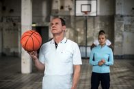 Schloss Einstein – Voll konzentriert. Herr Zech (Olaf Burmeister) tritt für das Team der Lehrer- die "Einstein Mumiens"- an