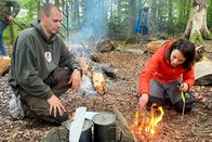 Mona mittendrin – Mona mittendrin Im Survival-Training Überlebenstrainer Gion saluz zeigt Mona Vetsch wie man Feuer macht 2022