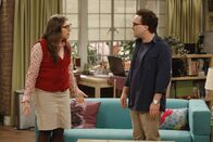 The Big Bang Theory – Amy (Mayim Bialik, l.) und Leonard (Johnny Galecki, r.) sind sich, aus ganz unterschiedlichen Gründen, einig, dass sie die Freundschaft von Penny und Beverly nicht gutheißen ...