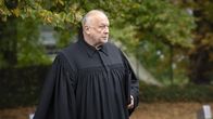 Das Begräbnis – Für Pfarrer Ernst Wittig (Thomas Thieme) ist die Beisetzung von Wolf-Dieter Meurer ein schwerer Tag.