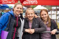 Heimatleuchten – v.li.: Theresa Gratl, Viktoria Gratl und Miriam Kuprian beim Traktor-Wettbewerb der Jungbauernschaft auf dem Wölfl-Hof